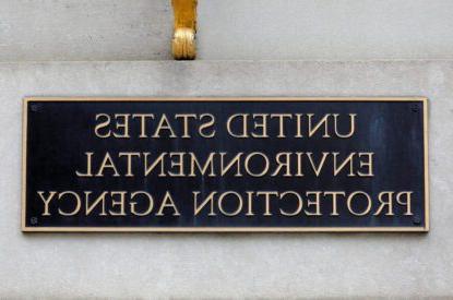 FILE PHOTO: Signage is seen at the headquarters of the United States Environmental Protection Agency (EPA) in Washington, D.C., U.S.2021年5月10日. 路透社/安德鲁·凯利/资料图片